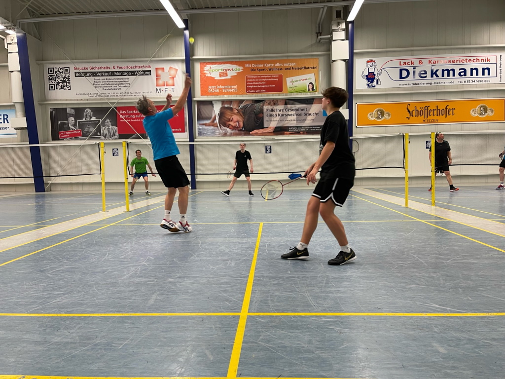 Betriebssport: Mitarbeitende beim Badminton