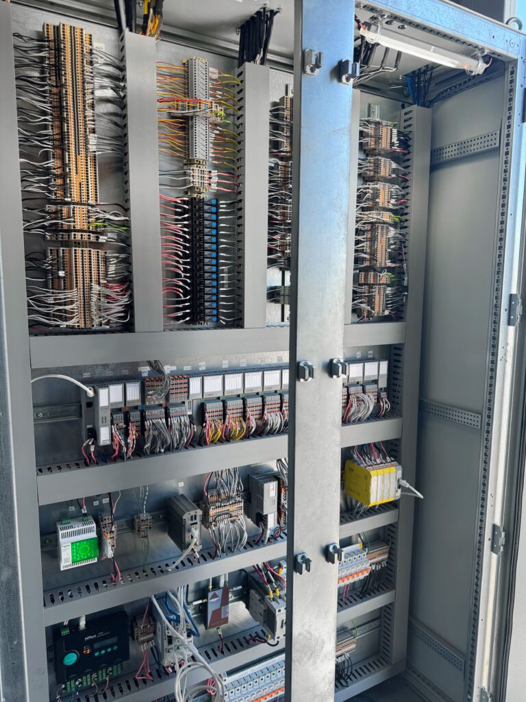 The control cabinet of the power bank systems is equipped with, among other things, standard and safety controllers, surge protection, cables, terminal blocks, lighting, I/O systems, Ethernet switches and communication gateways from Phoenix Contact