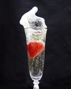 512px-Strawberry_and_champagne